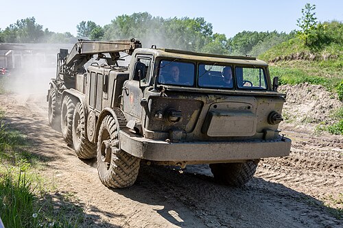 🚀 ЗІЛ-135К — радянський позашляховий гігант, що возив ракети, мости та армію вперед